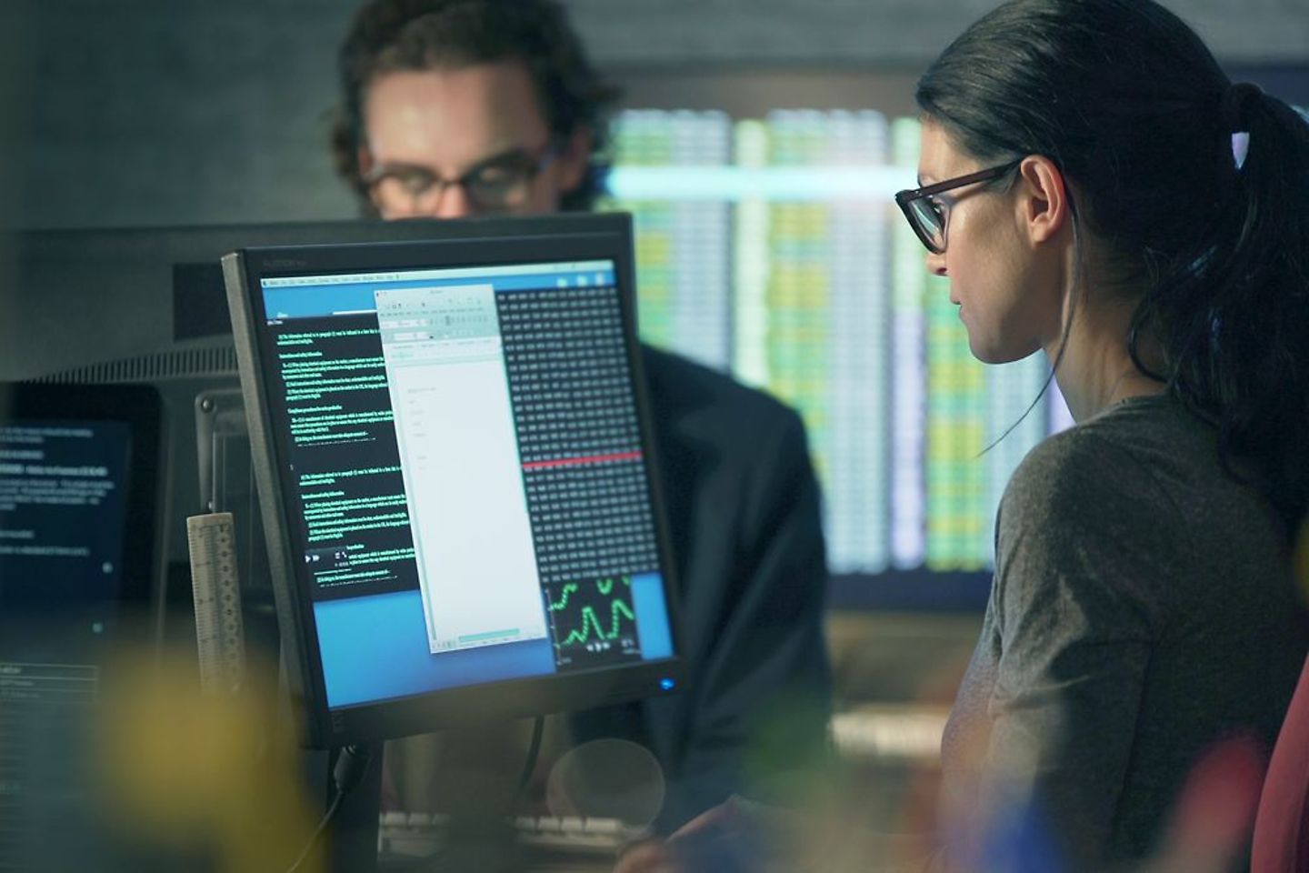 Studenten programmieren am Computer.