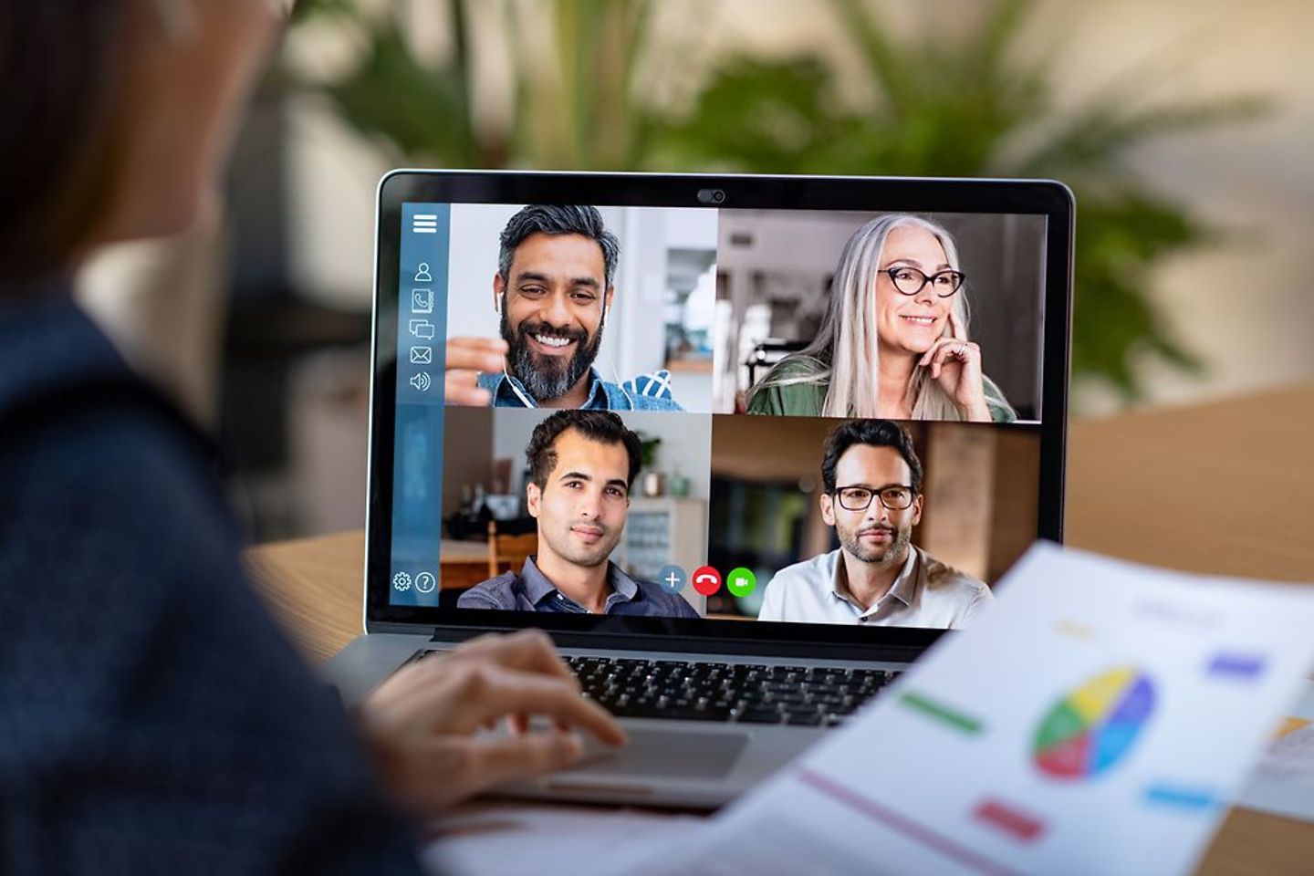 Studenten telefonieren durch WebEx.