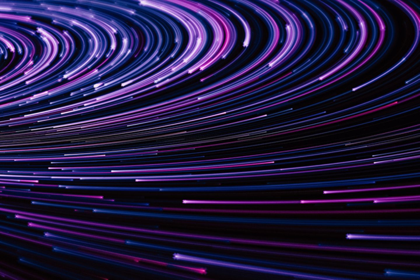 Abstrakter violetter Hintergrund mit optischen Fasern