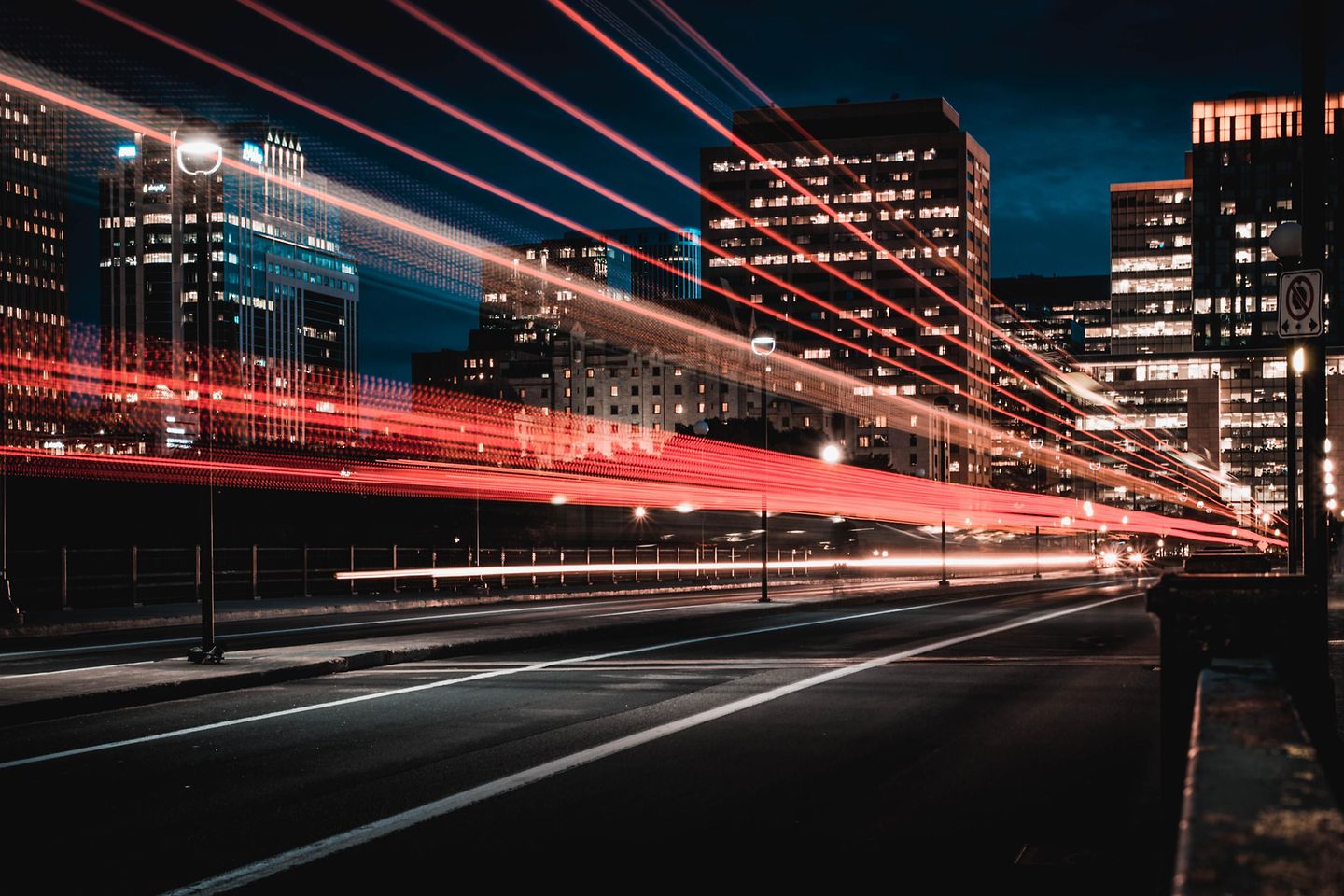 Eine Stadt bei Nacht