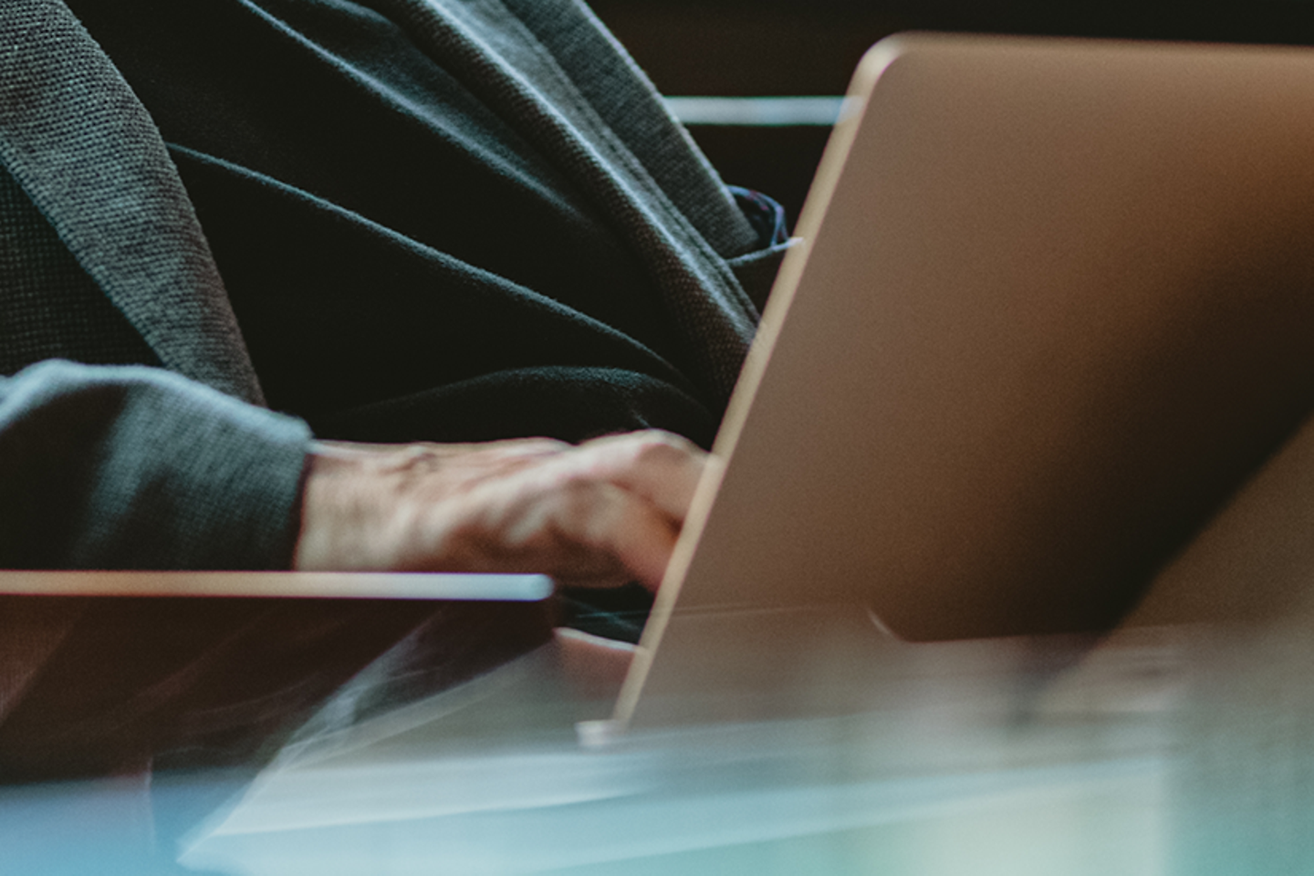 Mann sitzt am Laptop