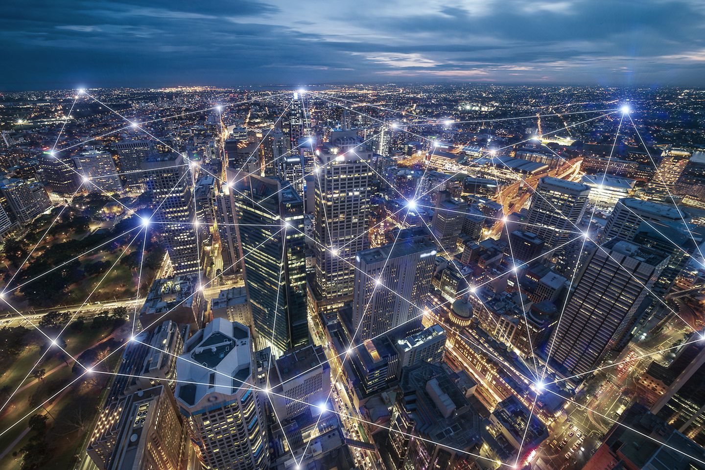 Vogelperspektive auf beleuchtete Smart City bei Nacht