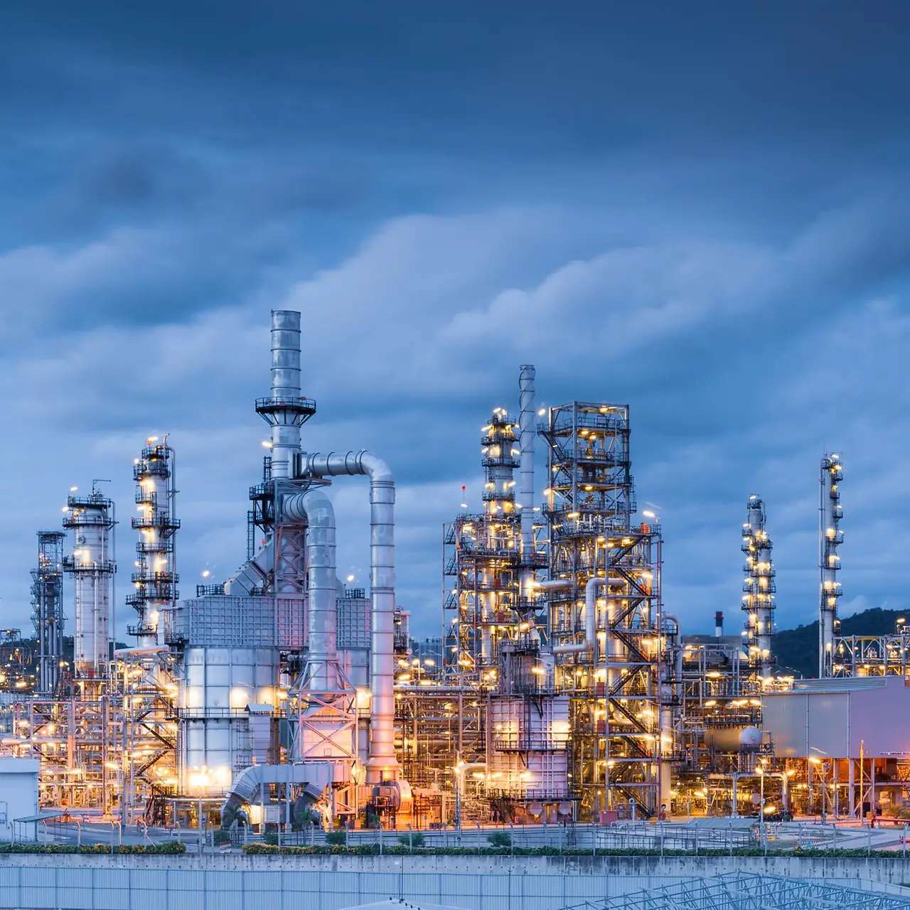 Chemische Fabrik bei Dämmerung