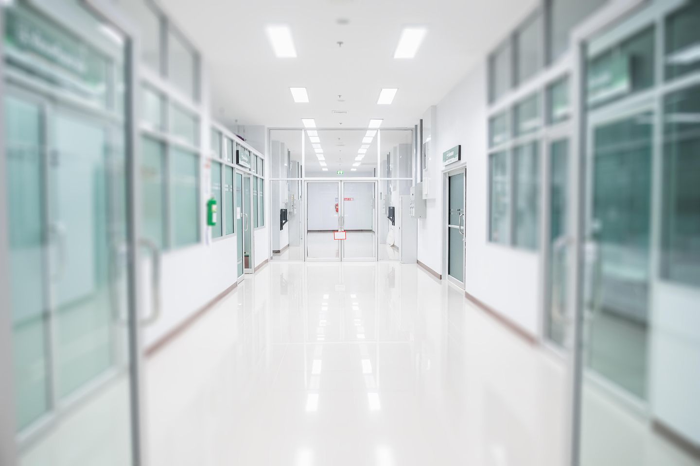 Krankenhausflur hell erleuchtet