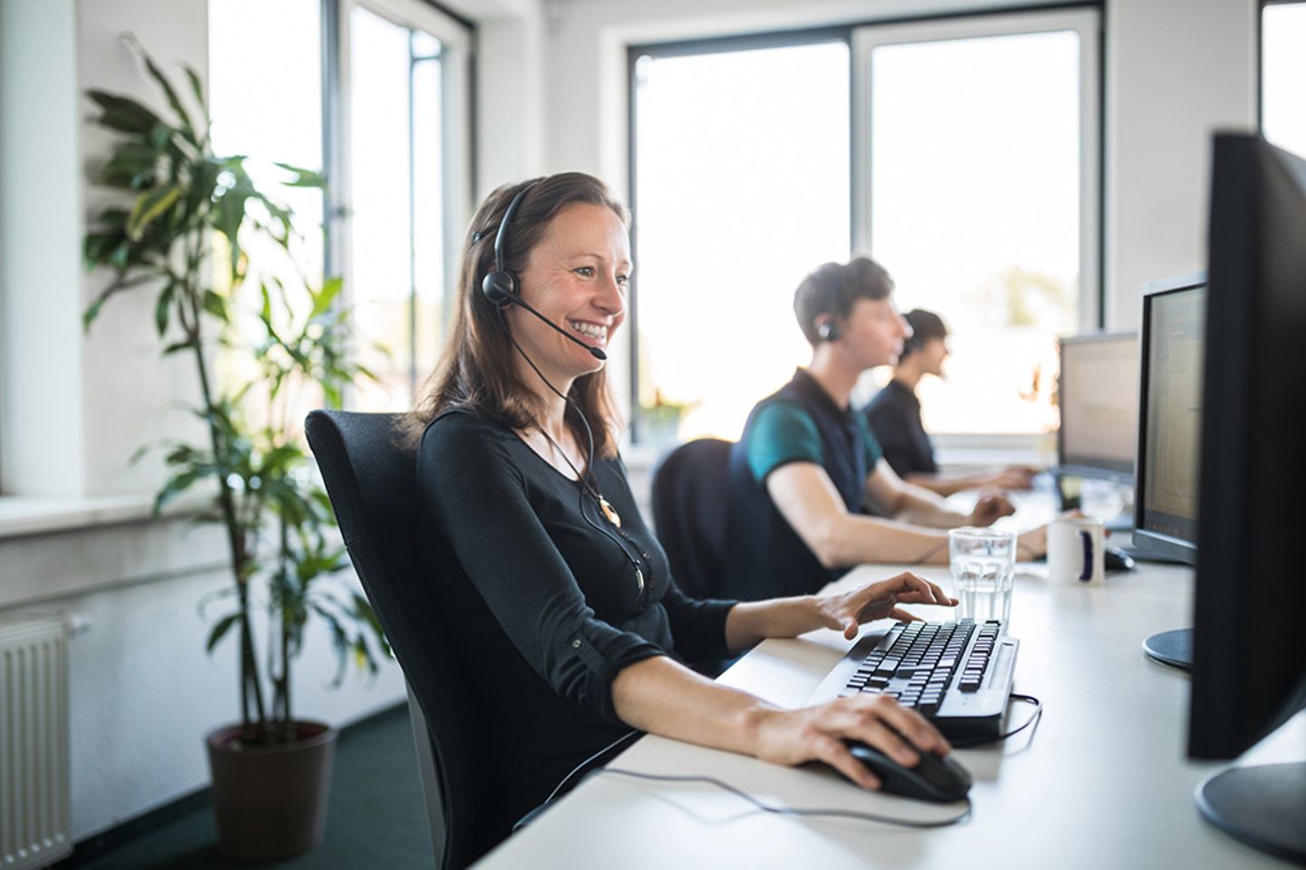 Callcenter-Mitarbeiterin im Kundengespräch