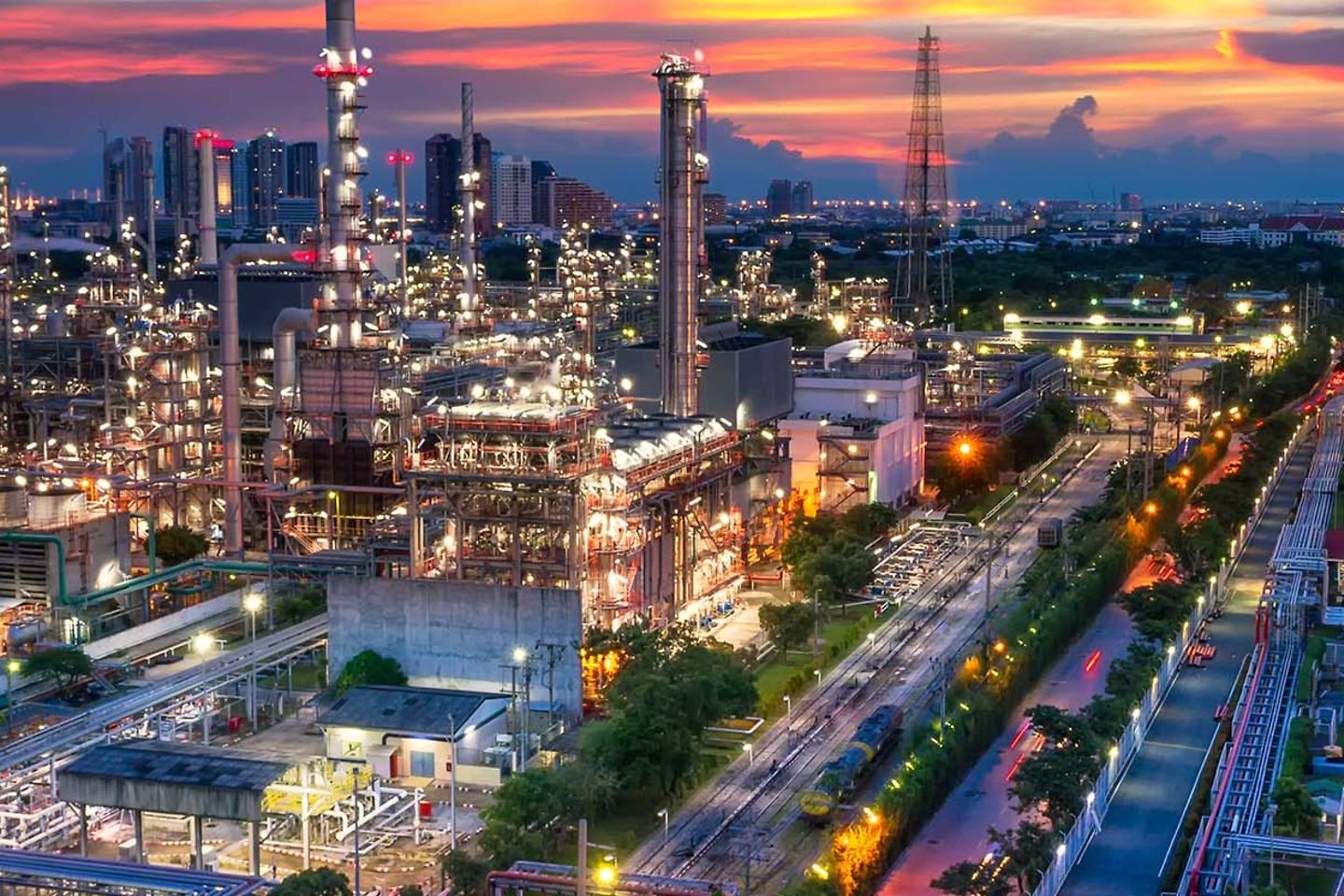 Planta química por la noche