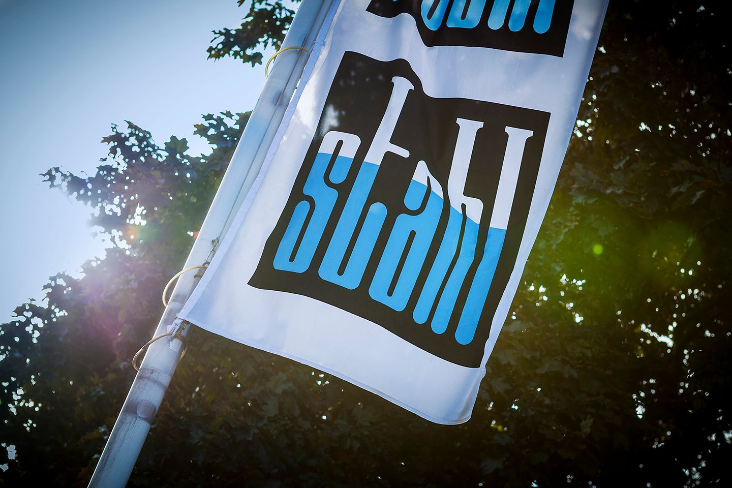 Logotipo de Stahl sobre banner