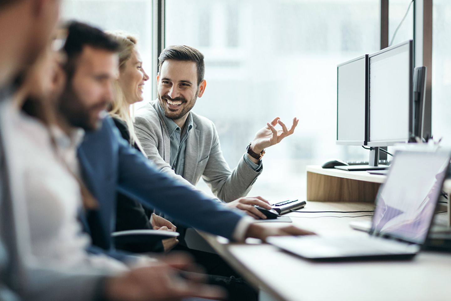 Arbeitskollege lacht mit Frau im Büro