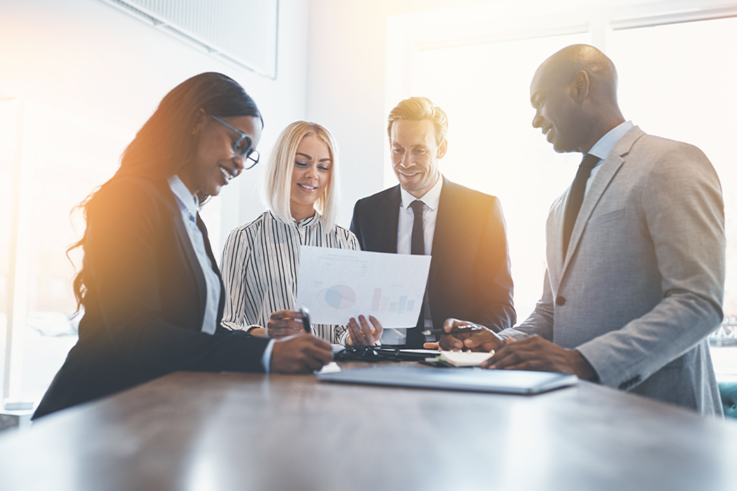 Zusammenarbeit von Kollegen im Büro