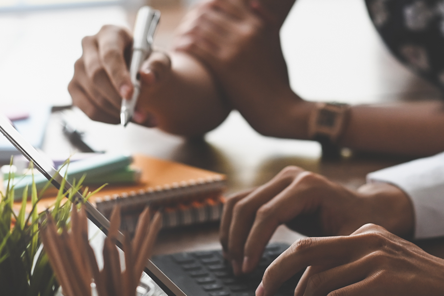 Menschen im Büro vor Laptop