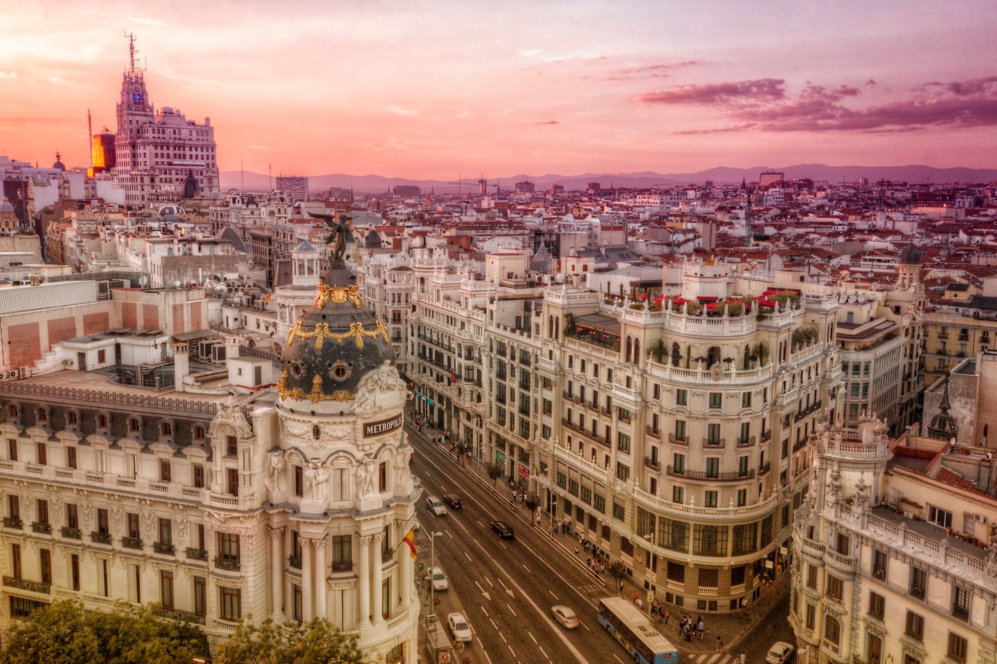 Blick über die Gran Via Straße in Madrid bei Abendsonne