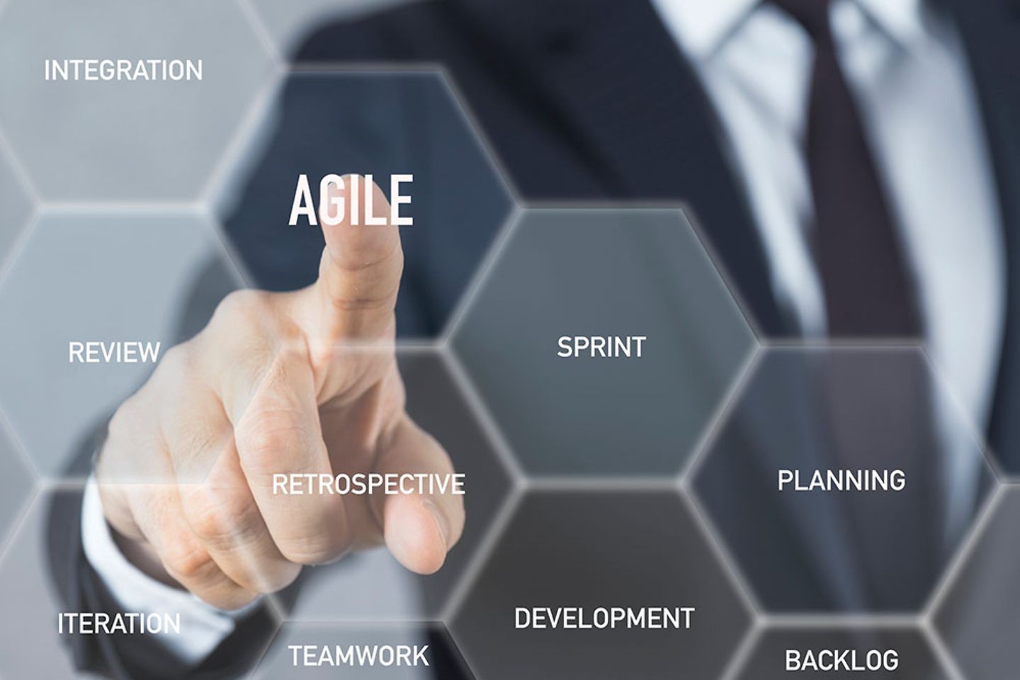 Mann wählt auf Display die Wabe „Agile“ aus