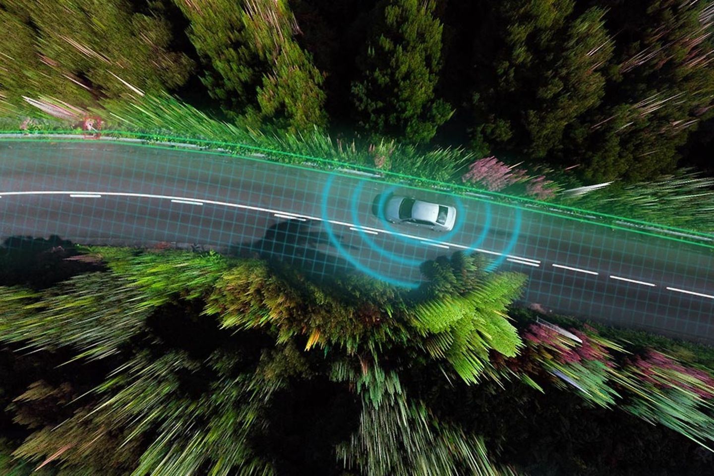 Perspective aérienne d’une voiture autonome qui est pilotée le long d’une route