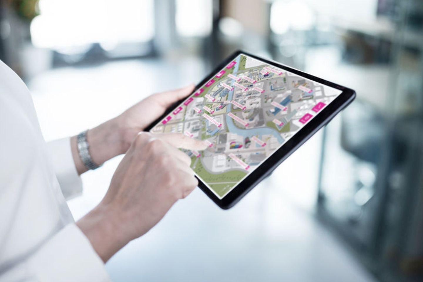 Frau bedient virtuelle indutry map auf einem Tablet
