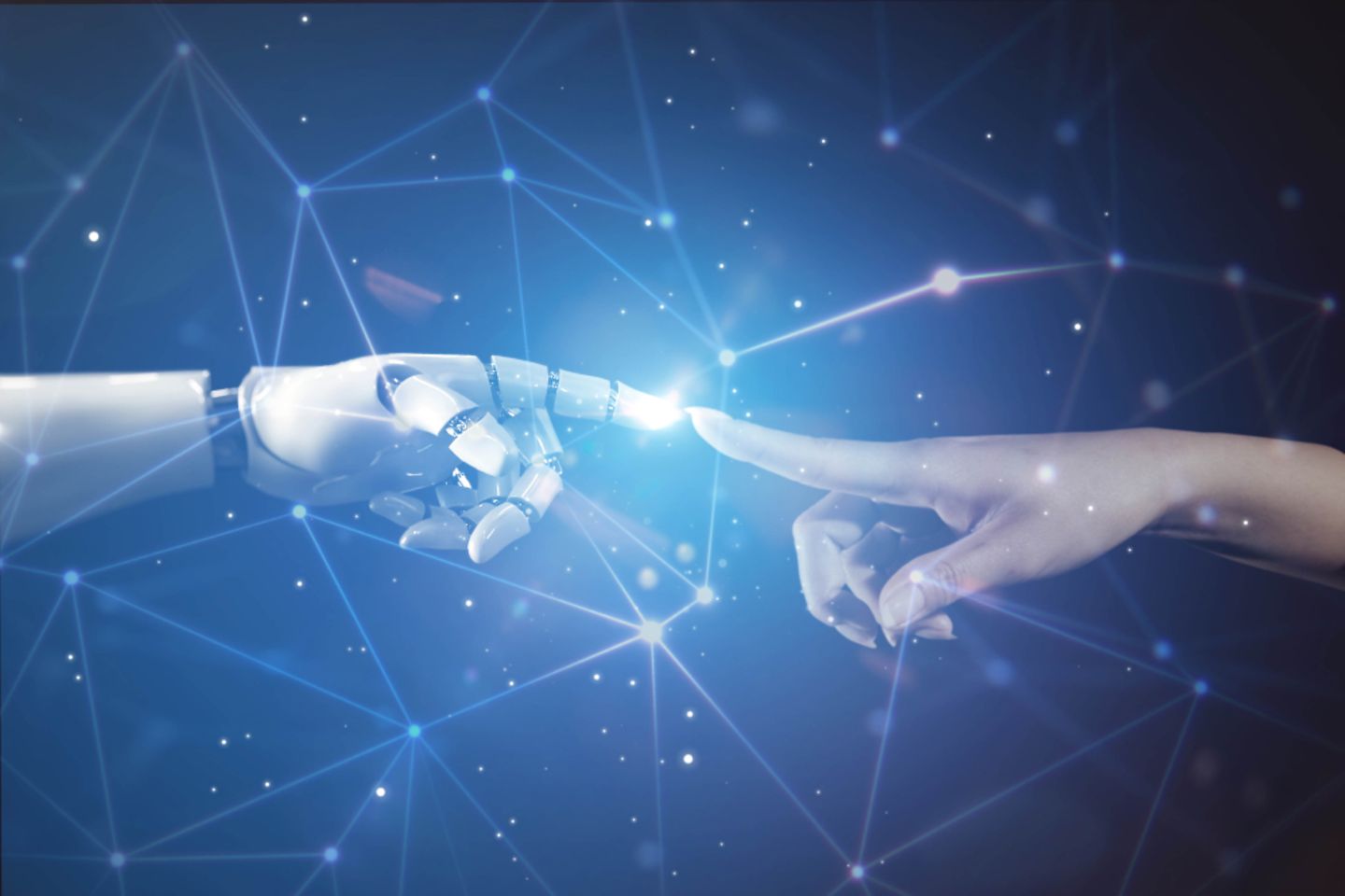 Roboter- und Menschenhand berühren sich mit dem Zeigefinger. Im Hintergrund leuchtend, verschwommene Netzwerkstrukturen.