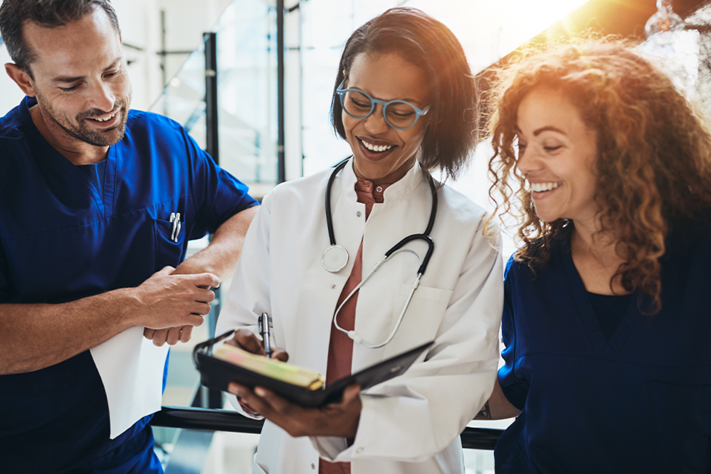 Ärzte und Krankenschwester lachen im Krankenhaus 