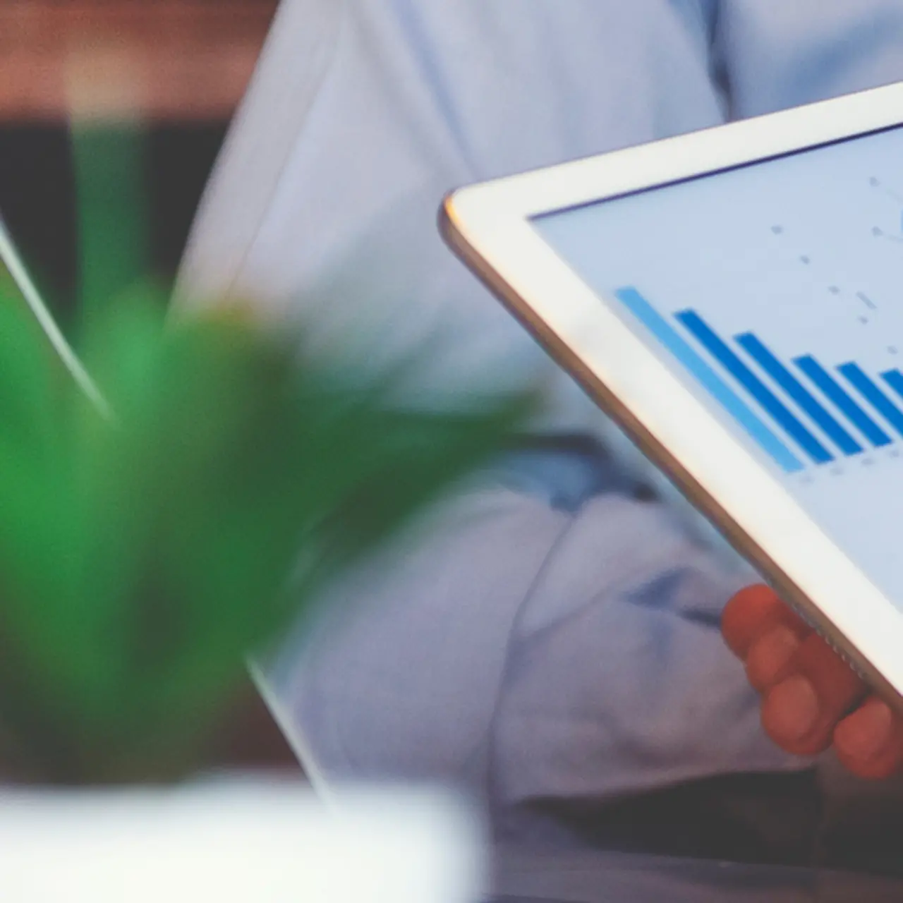  Werknemers die een grafiek op een monitor analyseren