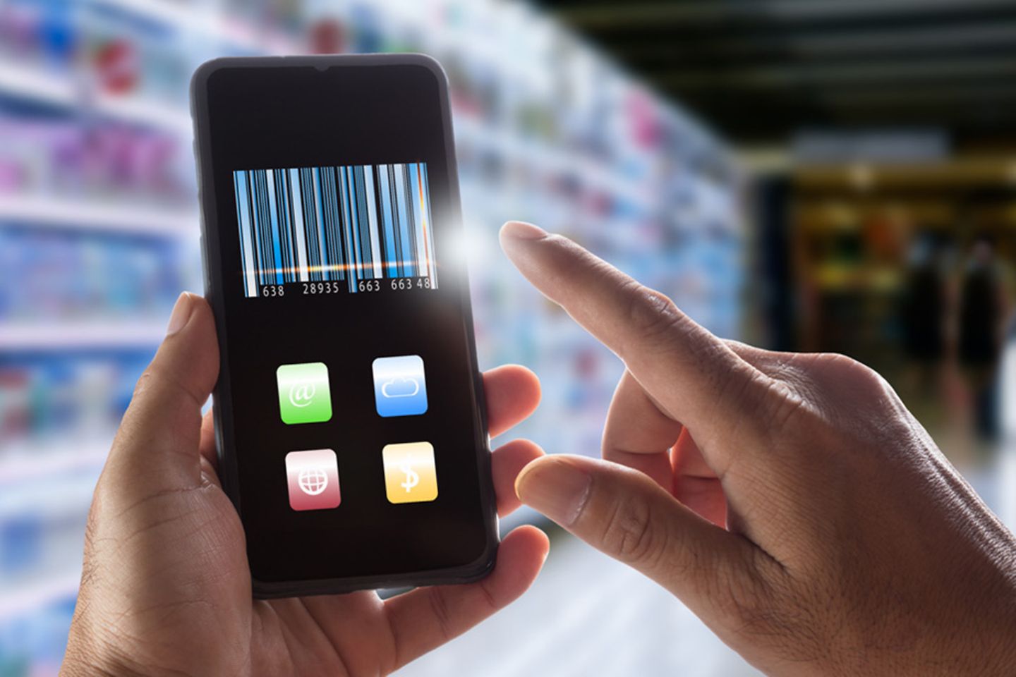 Une main tient un smartphone avec un code QR à l’écran, devant un rayon de supermarché