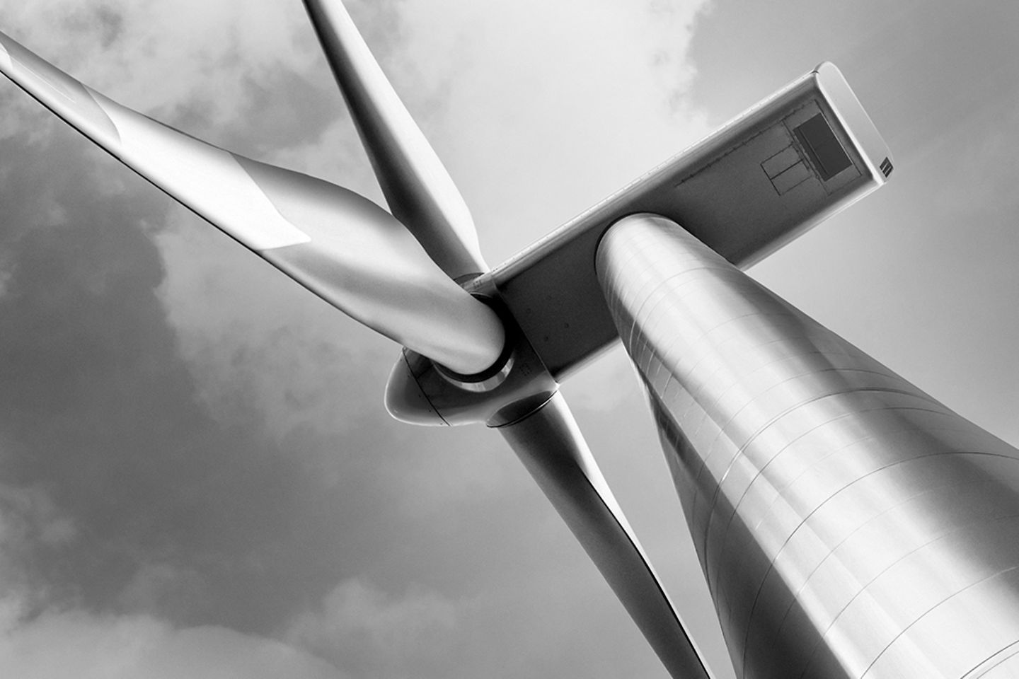imagen en blanco y negro de una turbina eólica