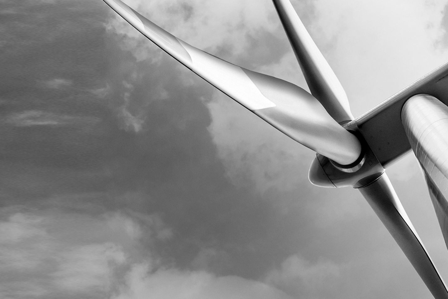 imagen en blanco y negro de una turbina eólica