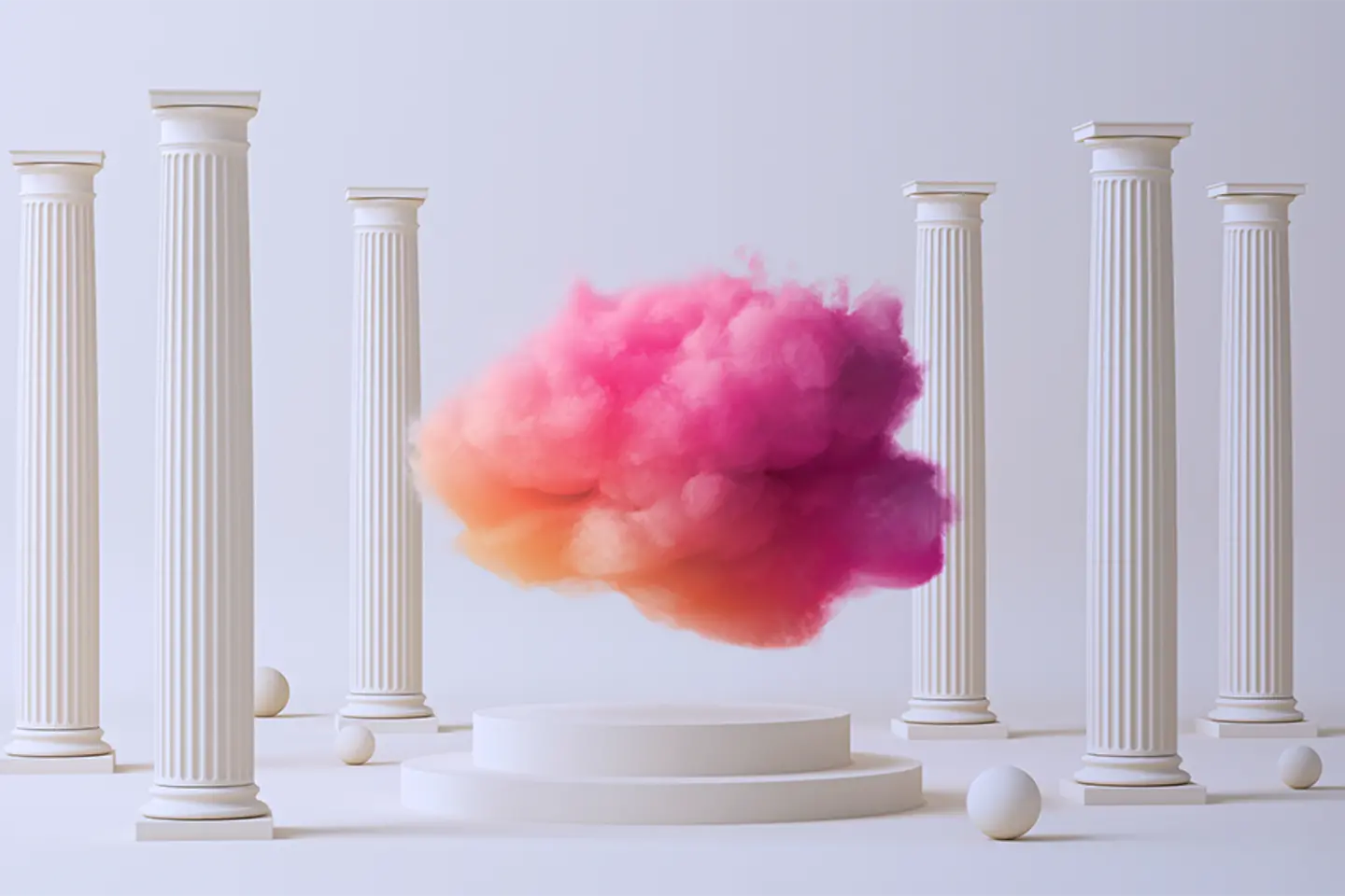 Kleurrijke wolk tussen griekse palen
