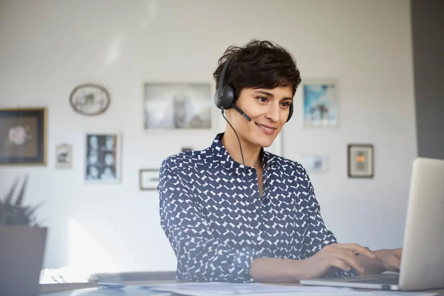 Mujer con auriculares