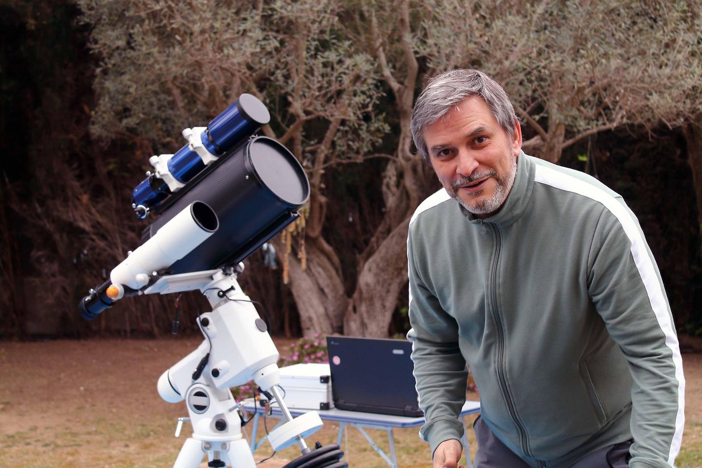 Fernando Lahoz steht neben seinem Teleskop