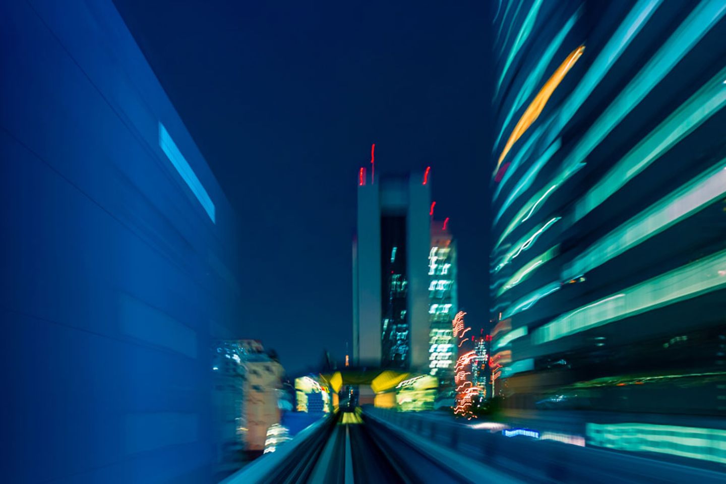 Abstraktes Hochgeschwindigkeitstechnologie-POV-Zug-Bewegungsunschärfekonzept von der Yuikamome-Monorail in Tokio, Japan