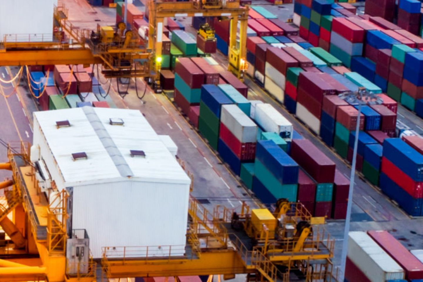 Hafen mit Containern