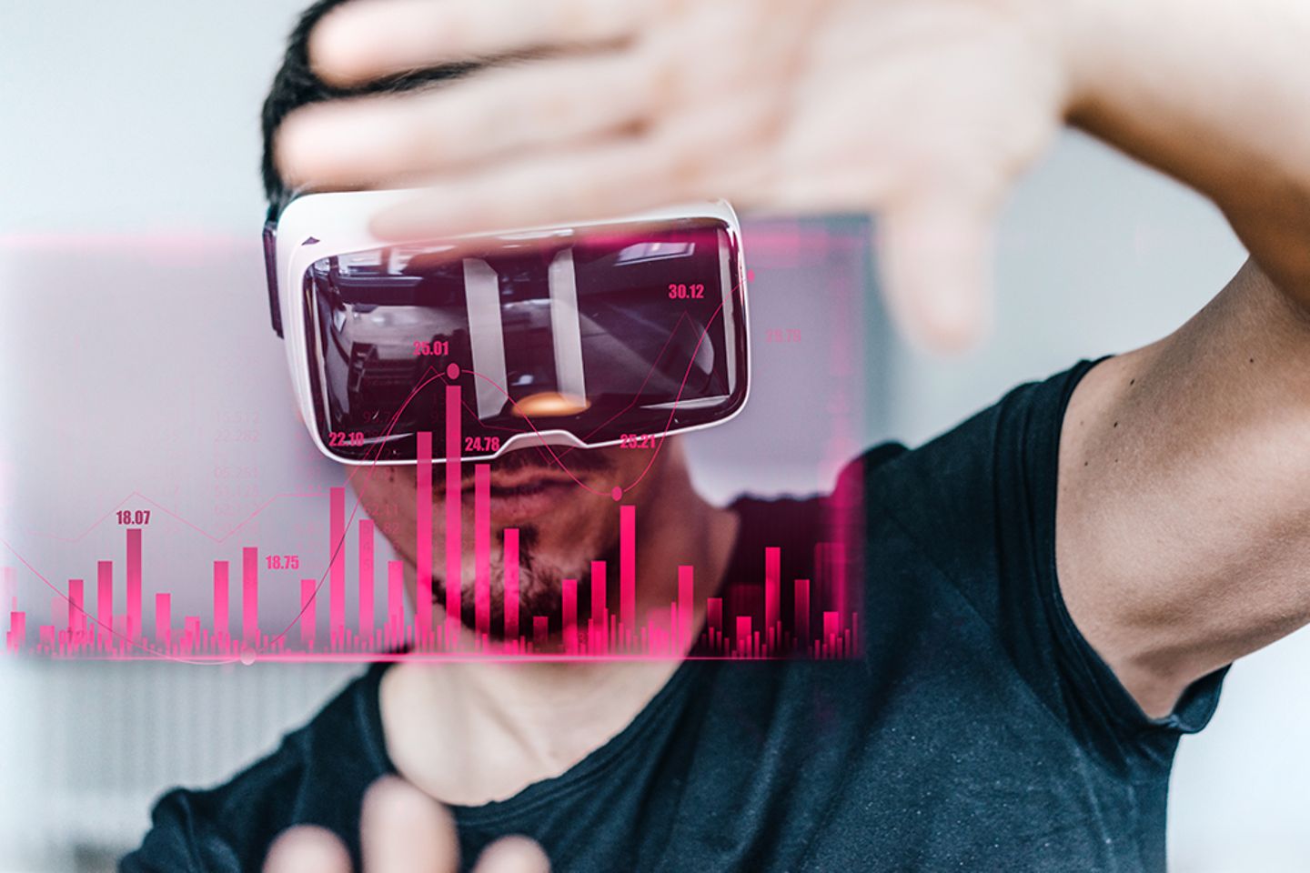 Projection of a magenta diagram in front of a man wearing VR glasses.