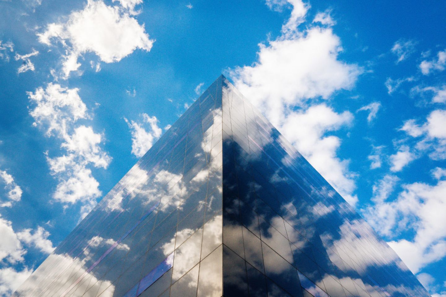 Himmel reflektiert auf Gebäude