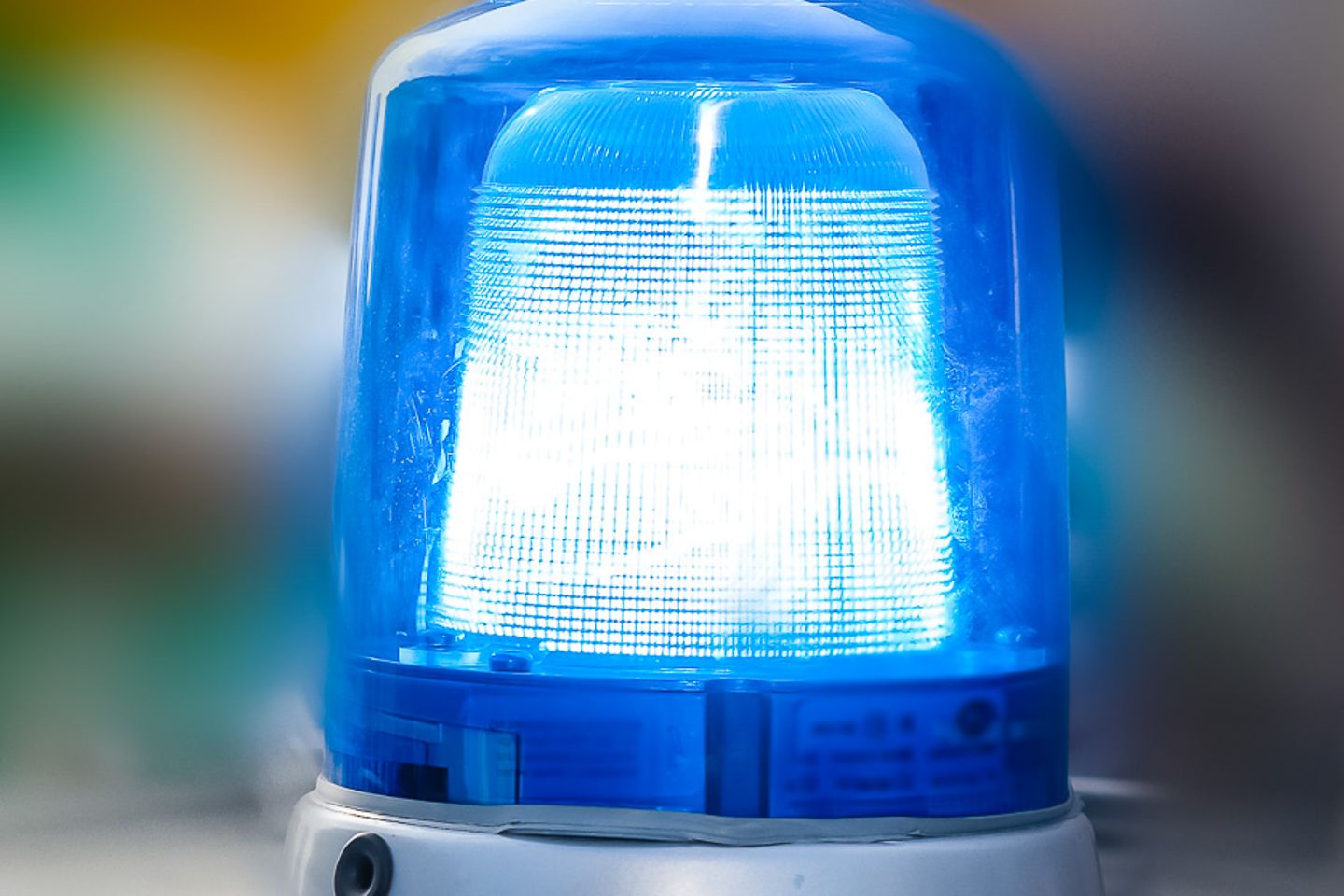 Primer plano de unas luces azules policiales