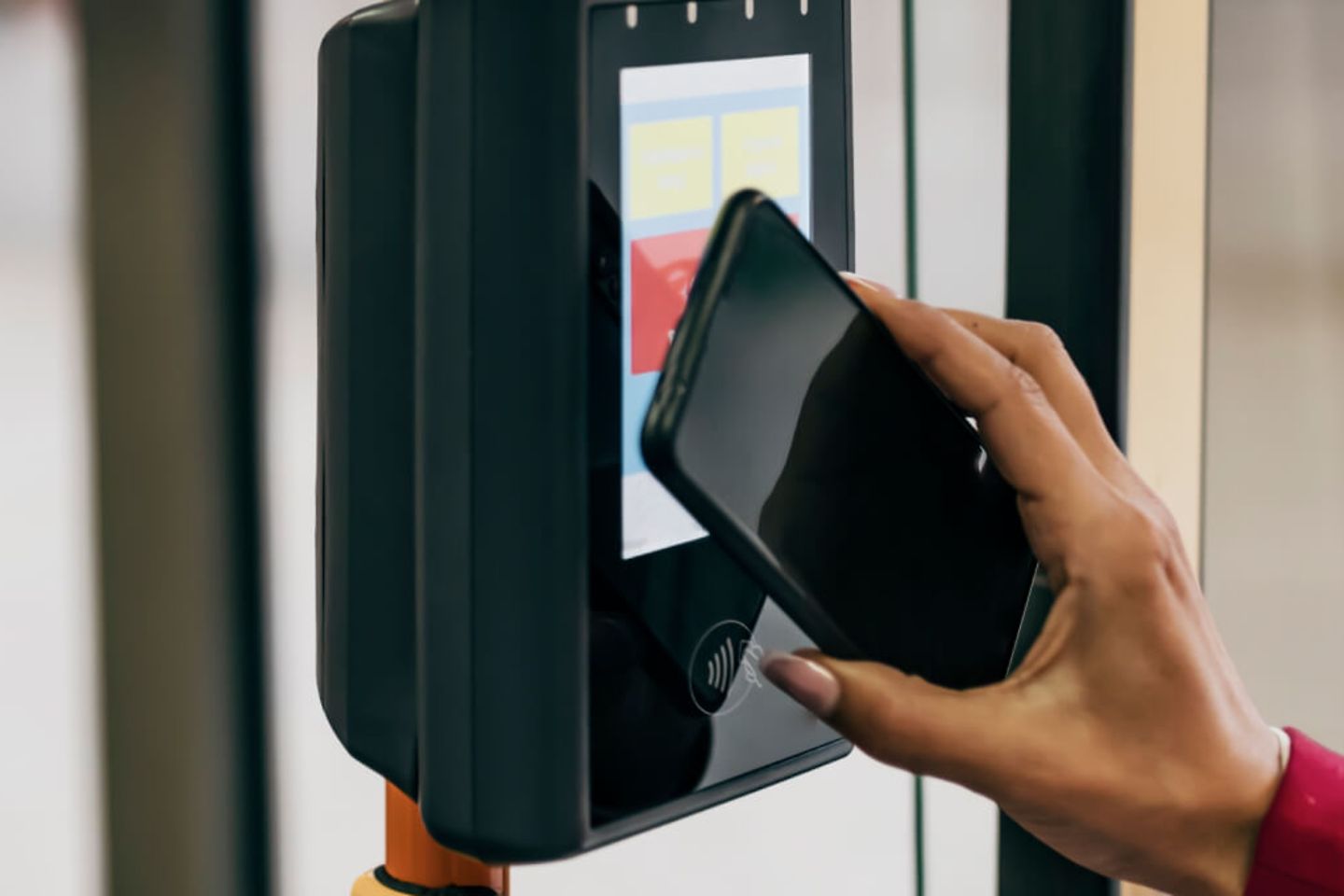 Persona pagando un billete con un teléfono inteligente