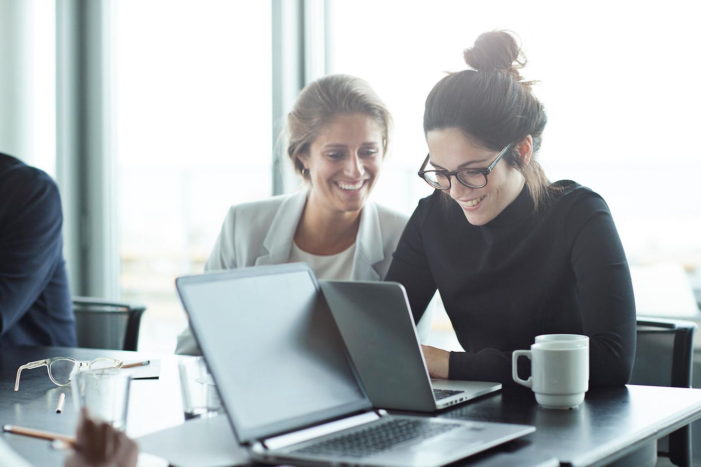 Zwei Young Professionals haben Spaß bei der Arbeit