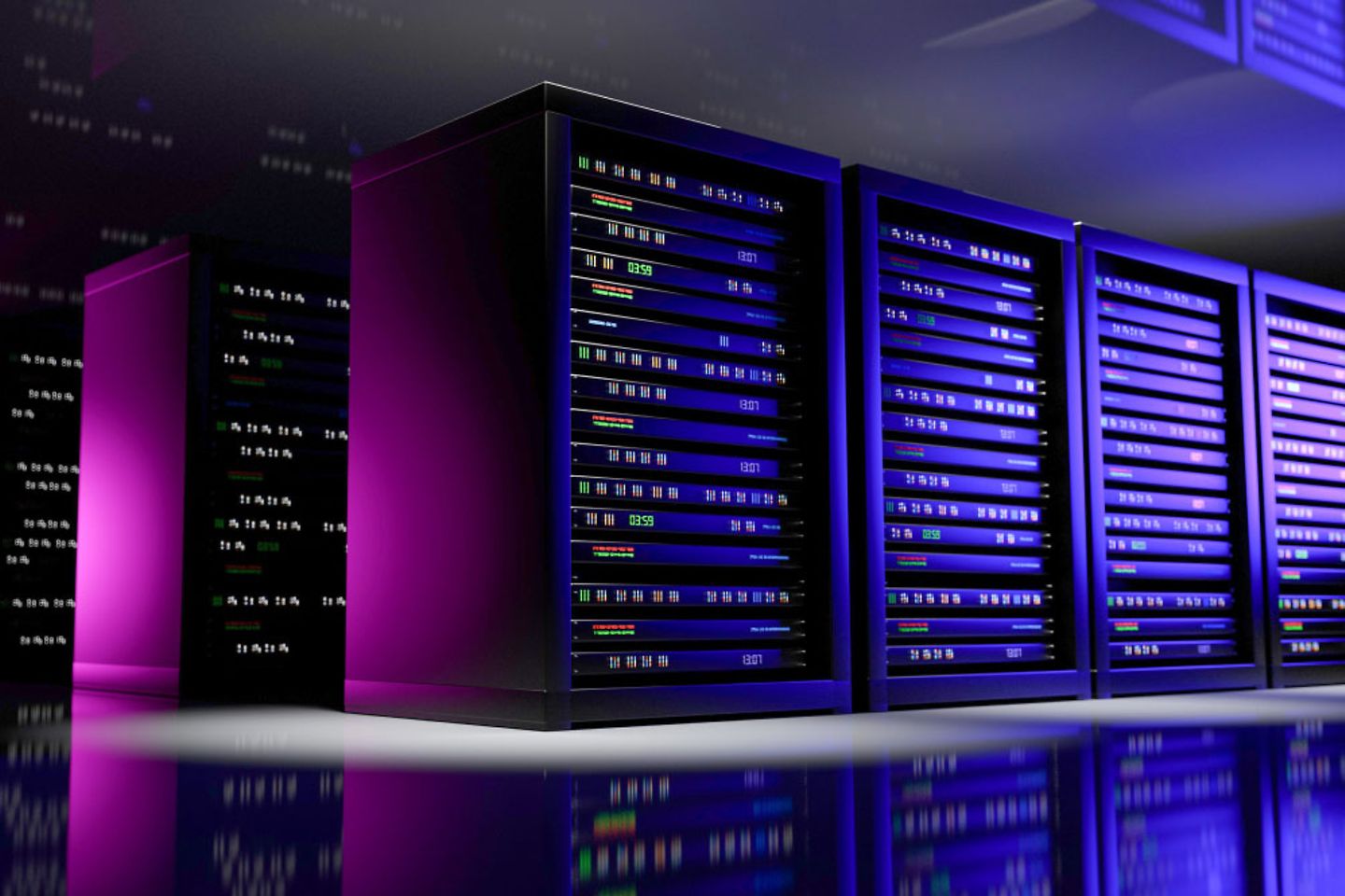 Server-Racks im Serverraum eines Cloud-Rechenzentrums in violett-blauem Licht.