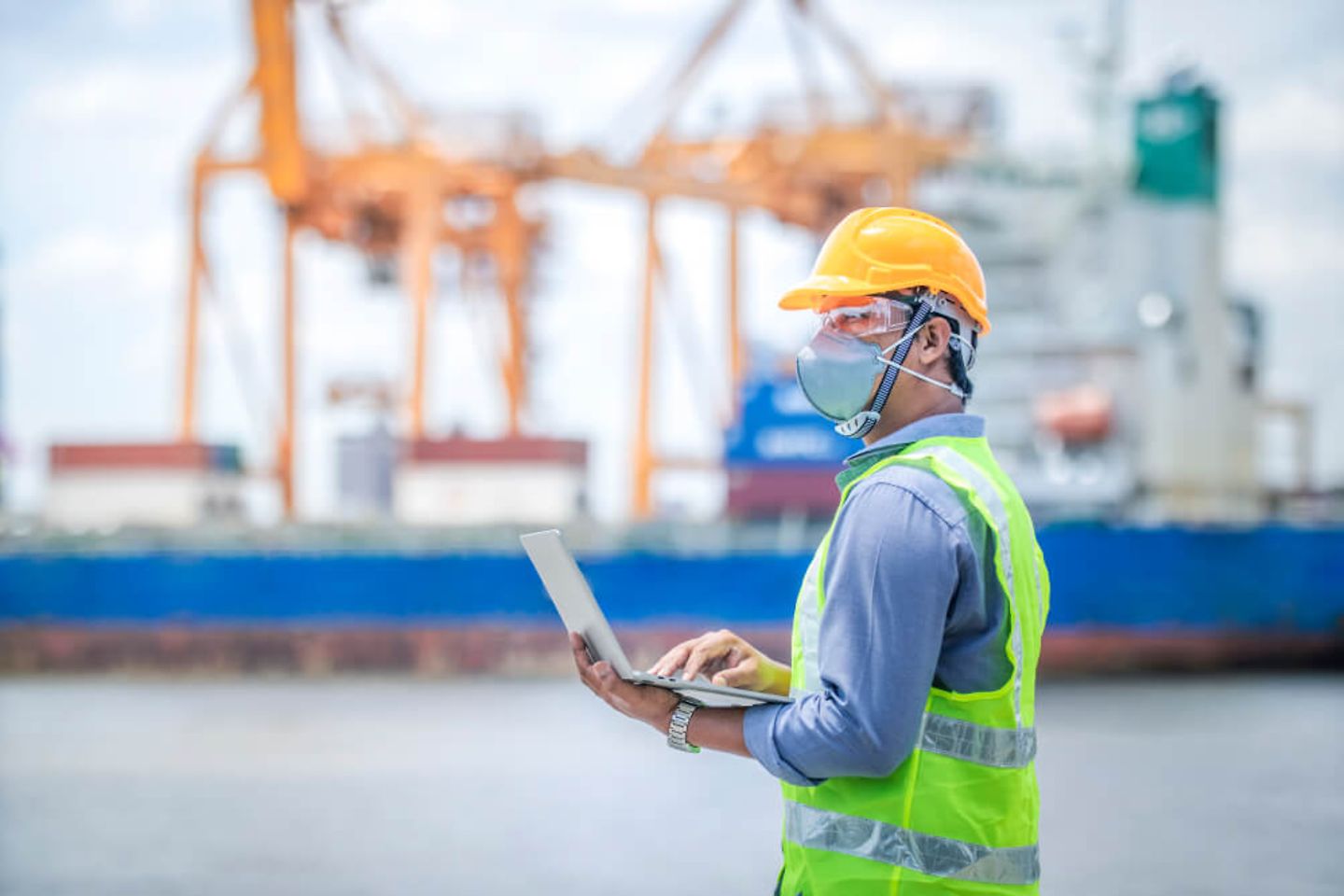 Vorarbeiter überwacht das Verladen von Containern im Hafen