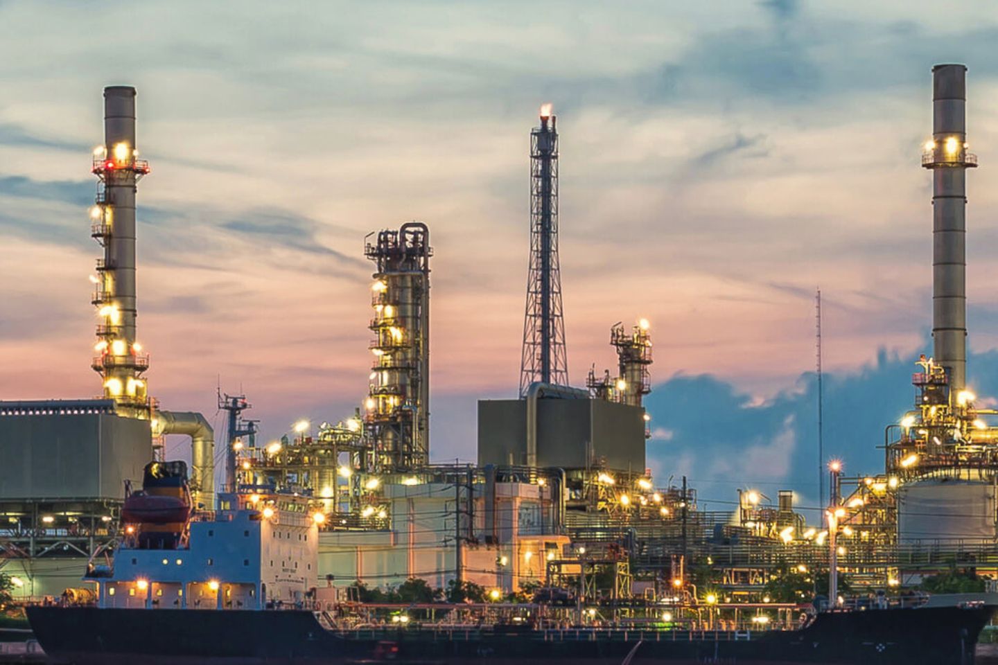 Olieraffinaderij en petrochemische installatie bij zonsopgang