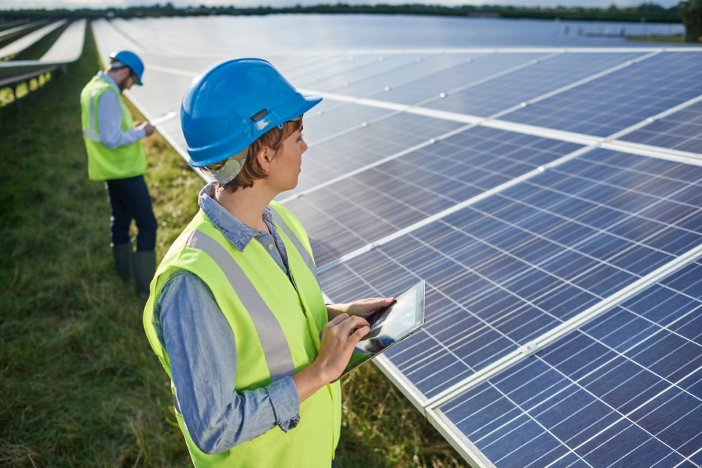 Junge Ingenieure prüfen Solarpanels.