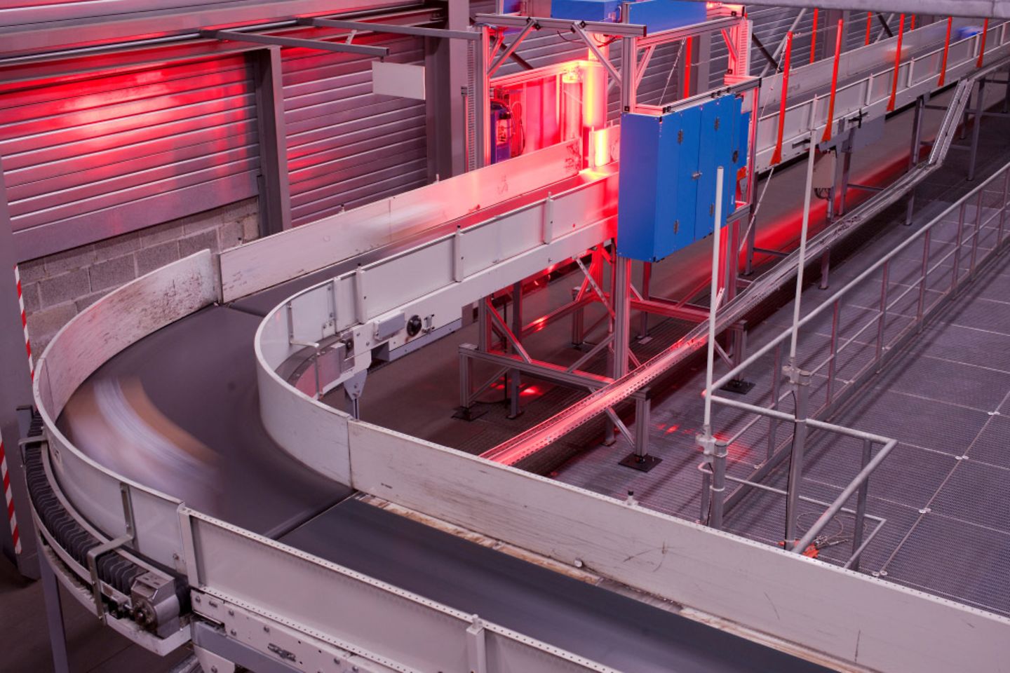 Conveyor belt with a red light 