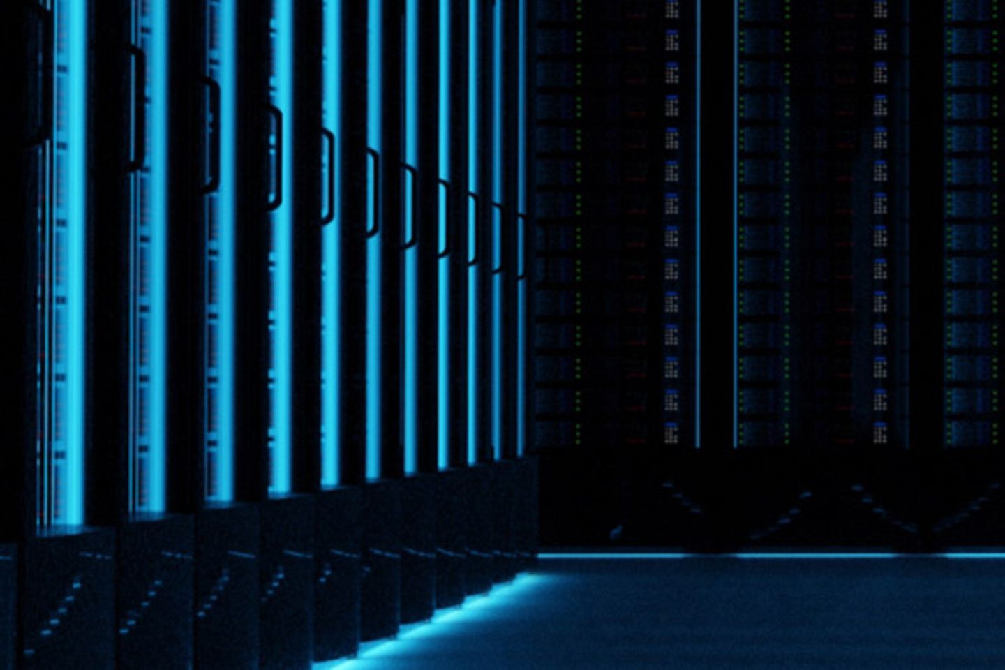 Serverraum mit blauen Neon Lichtern