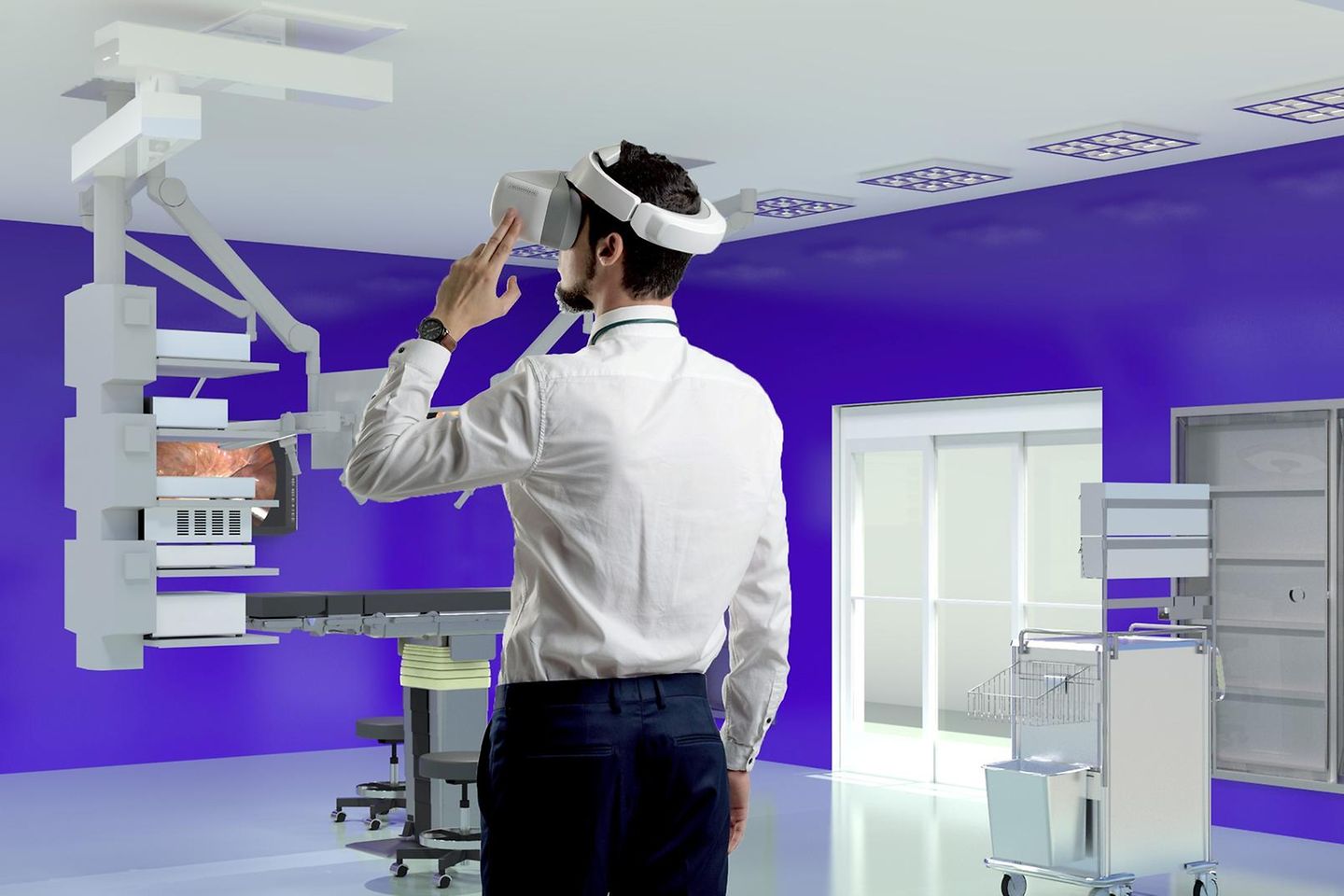 Homem usando óculos de realidade virtual olhando atentamente para uma sala de cirurgia