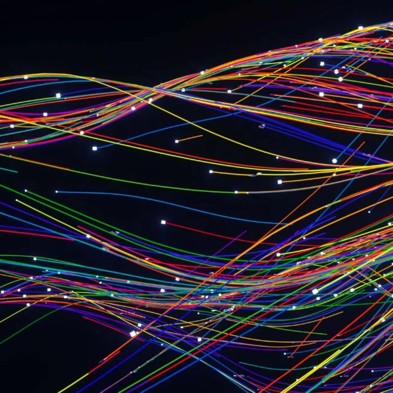 Des données abstraites faites de chiffres et de splines lumineuses, multicolores et chaotiques sur un fond noir.