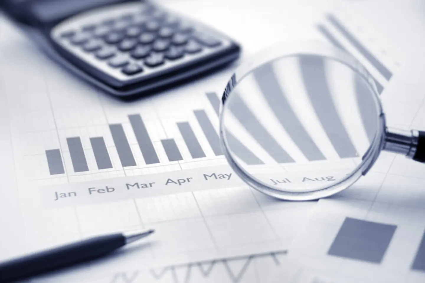 Kostenbeeinflussung durch Automatisierung Blattpapier mit Kugelschreiber, Taschenrechner und Lupe zur Kalkulation