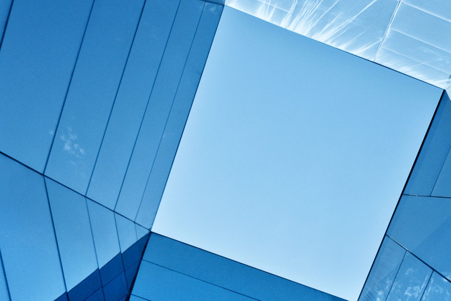 Senkrechter Blick in den Himmel durch ein Glasprisma.