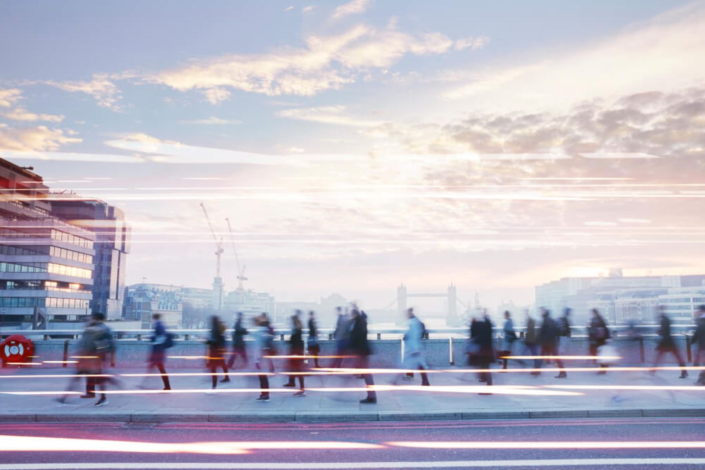 Empresarios caminando por la ciudad al amanecer