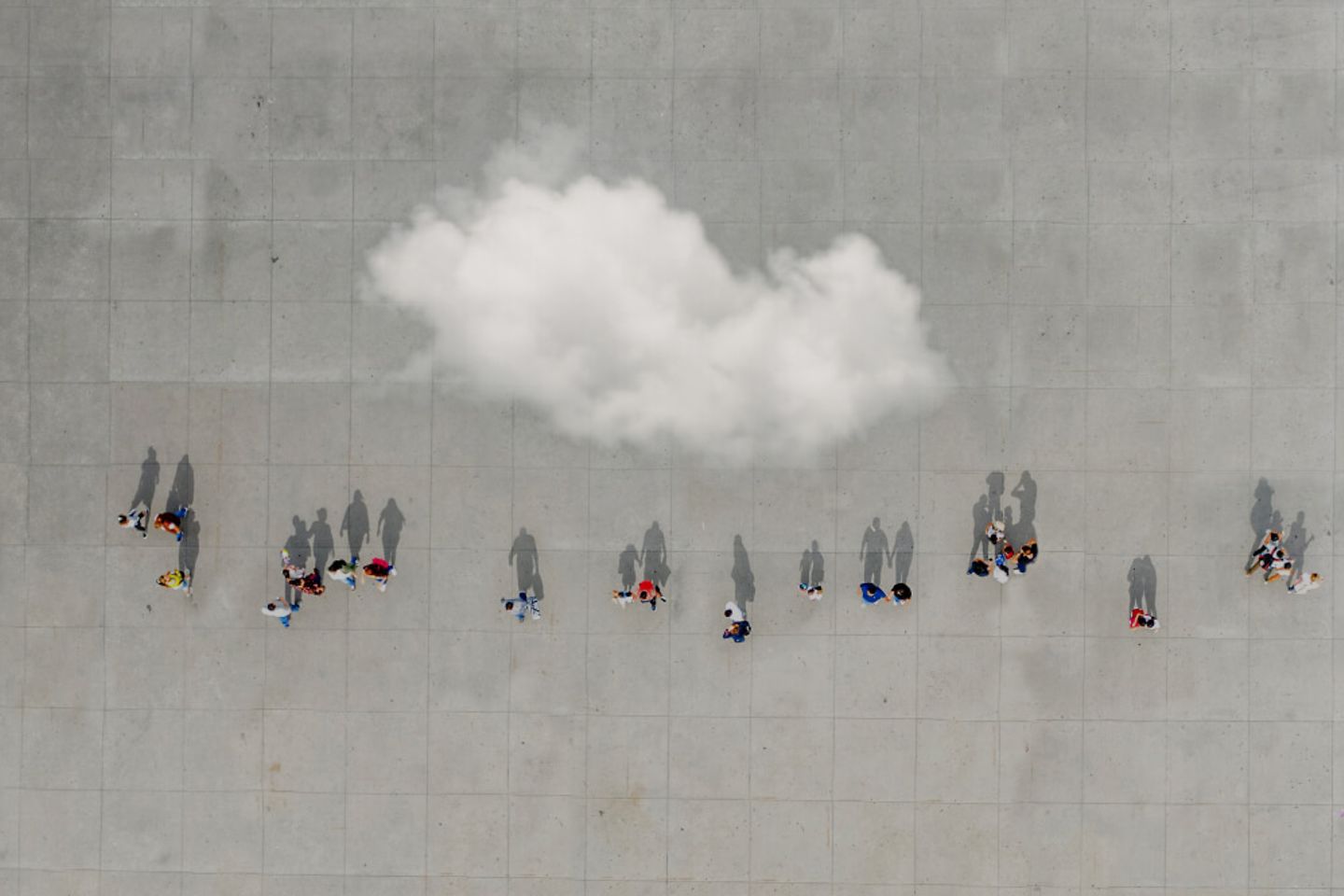 Toma aérea de una multitud con nube