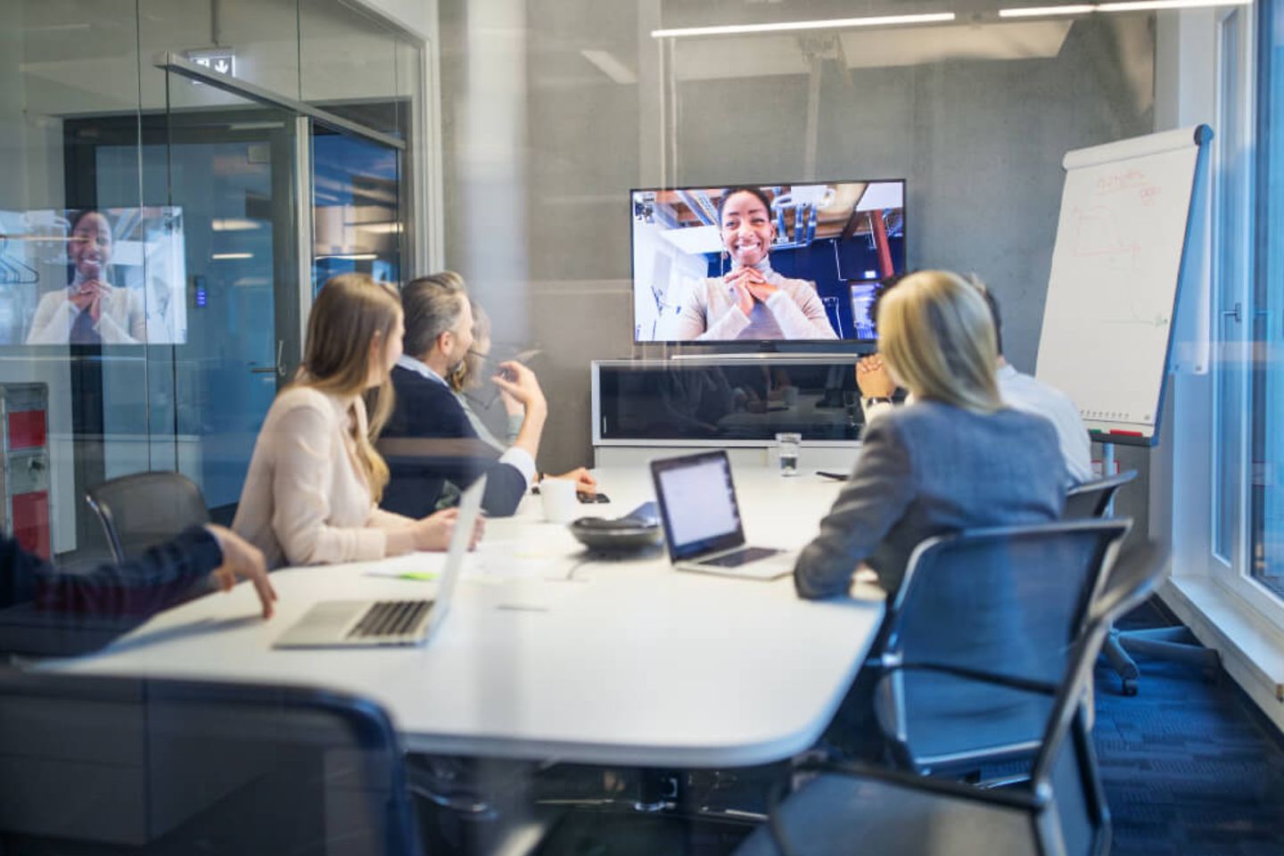 Besprechungsraum mit einer Person, die digital teilnimmt 