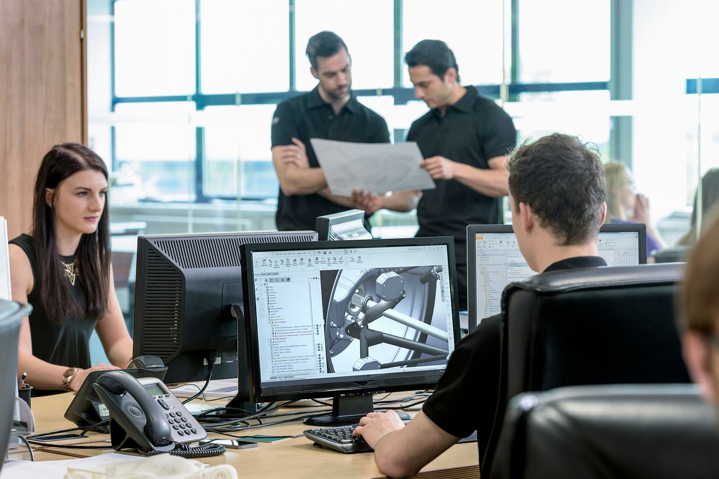 Team arbeitet in einem Büro