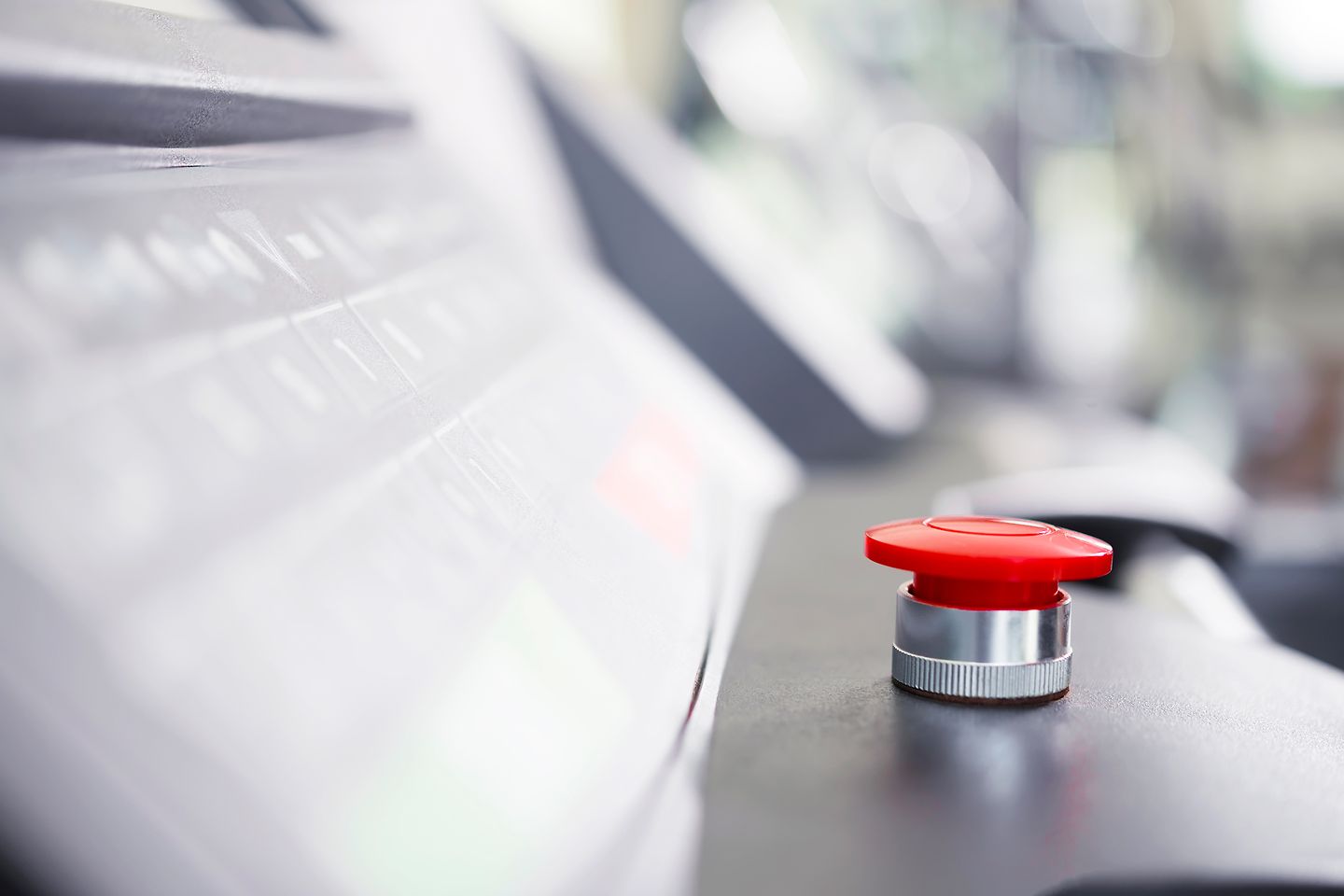 Roter Alarmknopf auf Steuerungspult