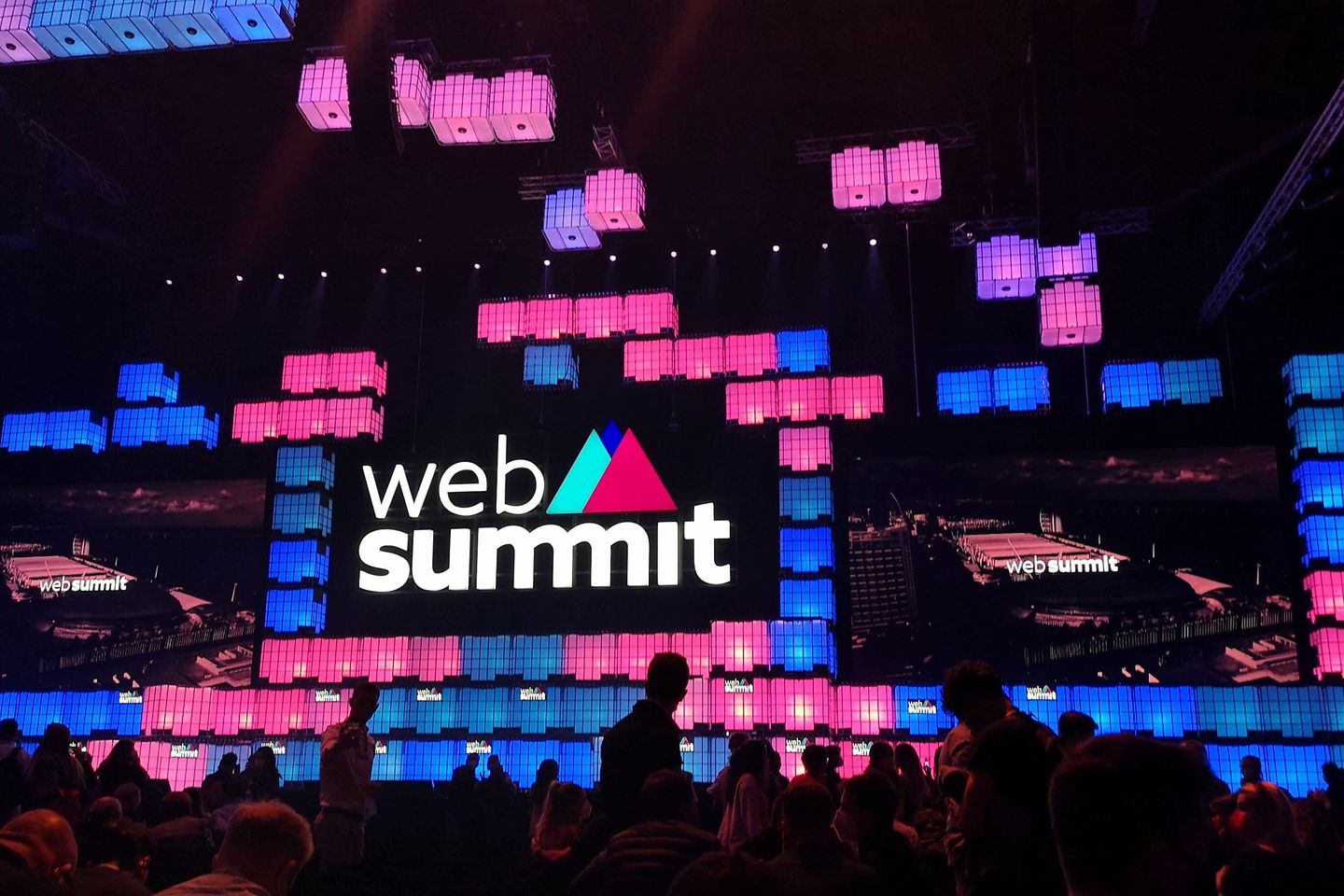 Blick auf die Hauptbühne der WebSummit-Konferenz